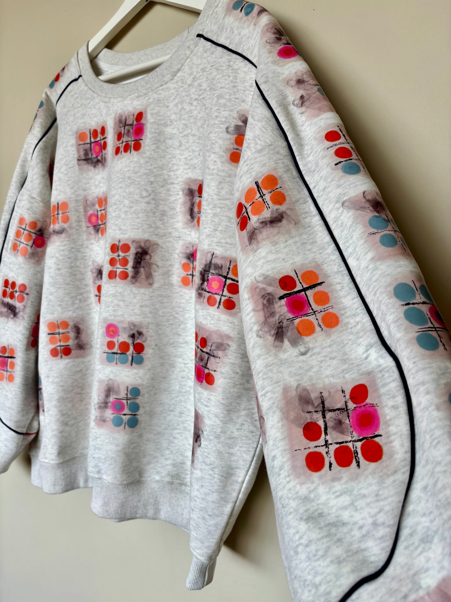 The one-of-a-kind sweatshirt with hand-drawn design Size M