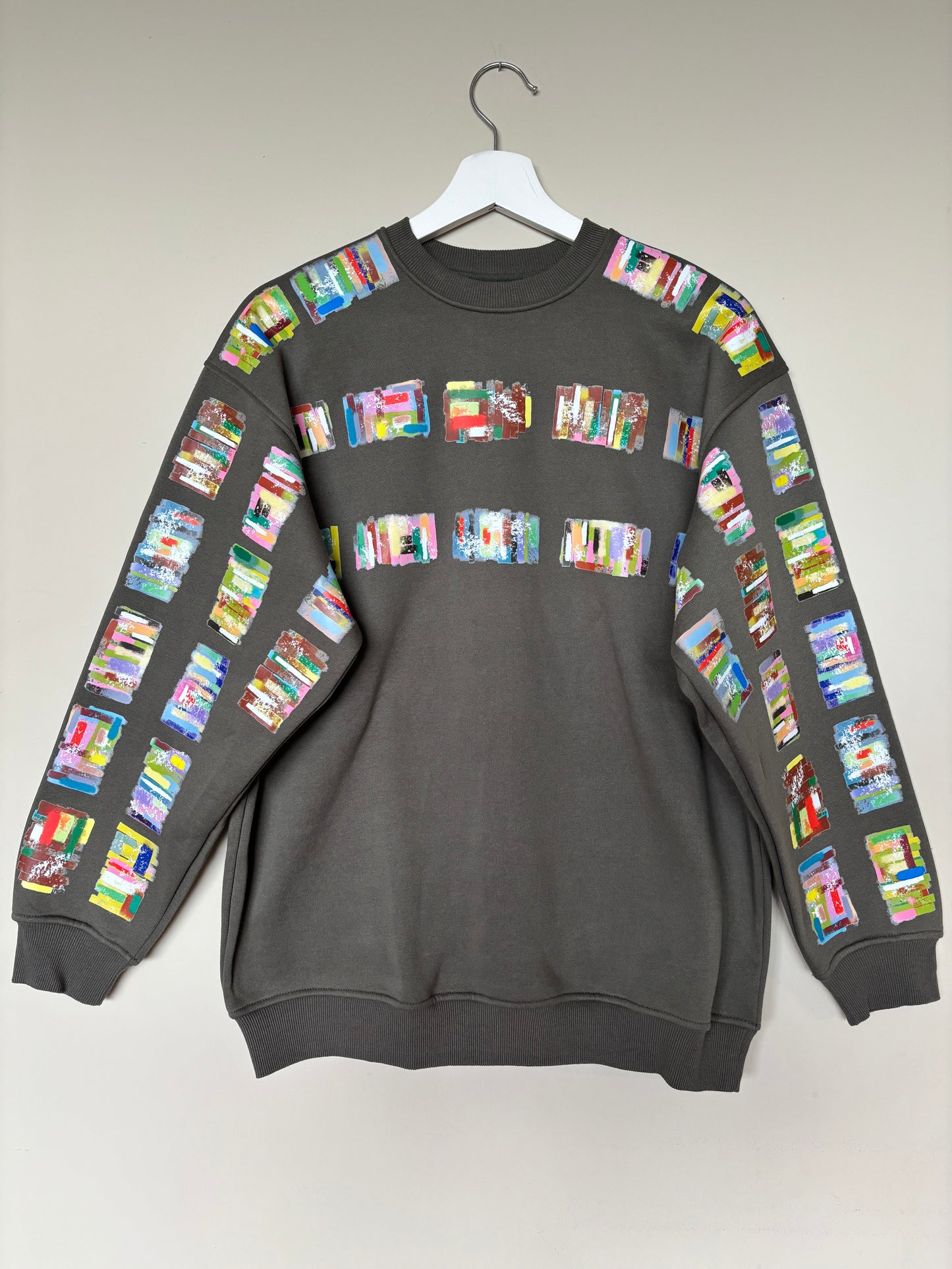 The one-of-a-kind sweatshirt with hand-drawn design Size M