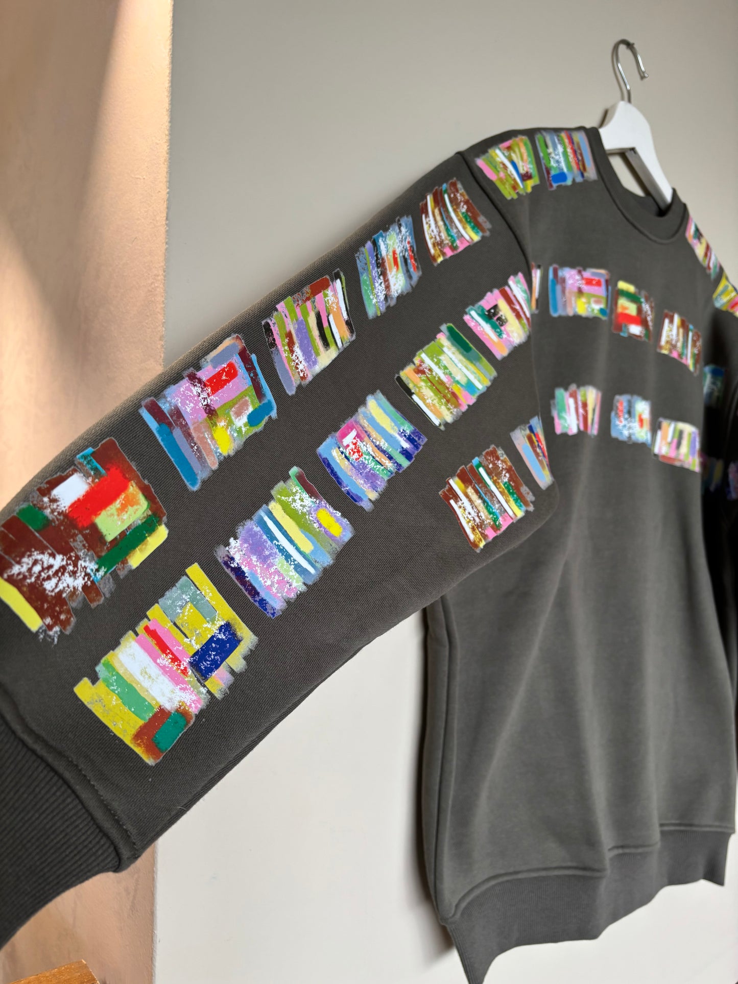 The one-of-a-kind sweatshirt with hand-drawn design Size M