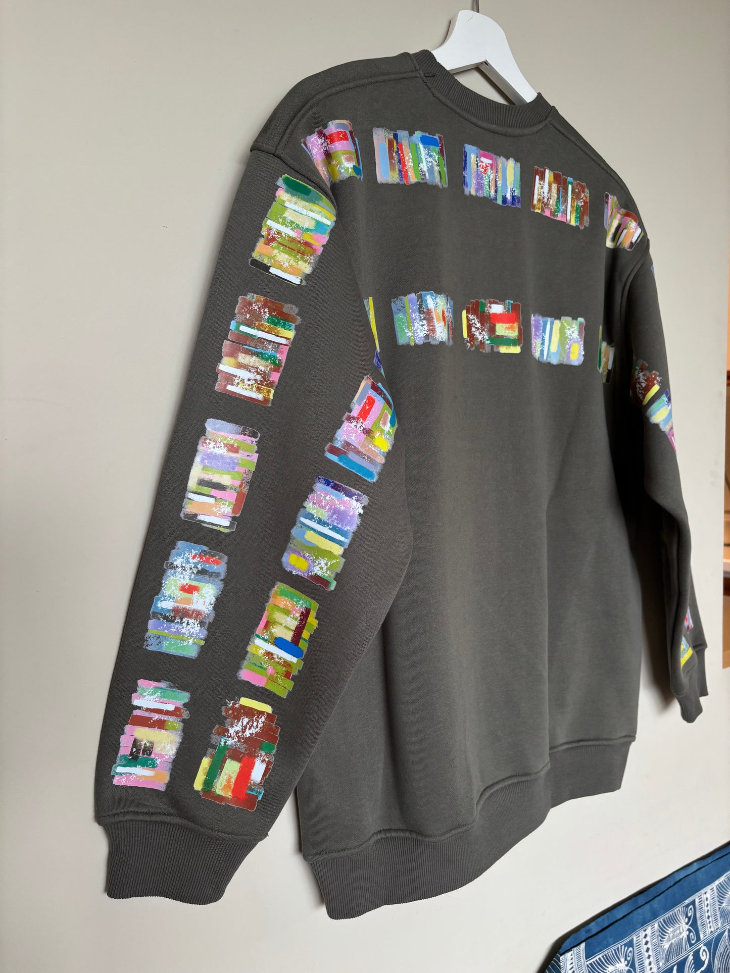 The one-of-a-kind sweatshirt with hand-drawn design Size M