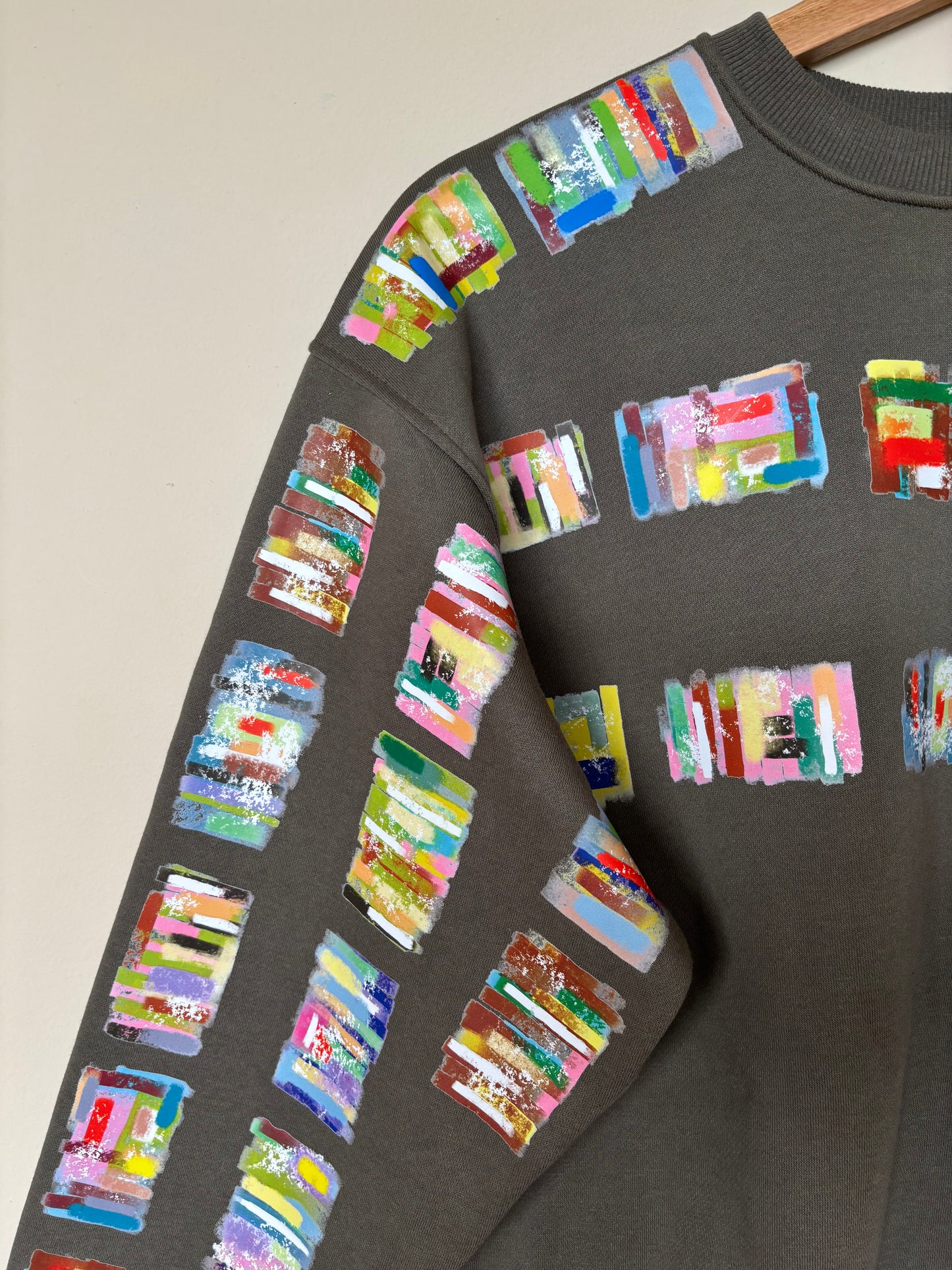 The one-of-a-kind sweatshirt with hand-drawn design Size M