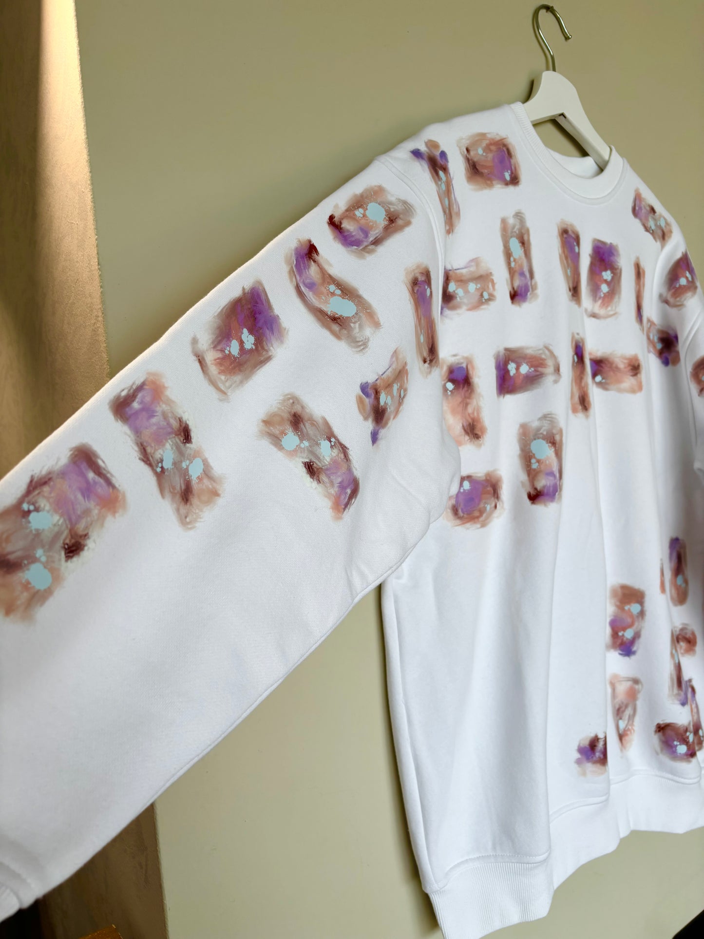 The one-of-a-kind sweatshirt with hand-drawn design Size M